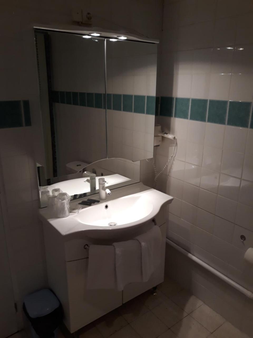 Sainte-Gauburge-Sainte-Colombe Hotel De La Gare מראה חיצוני תמונה