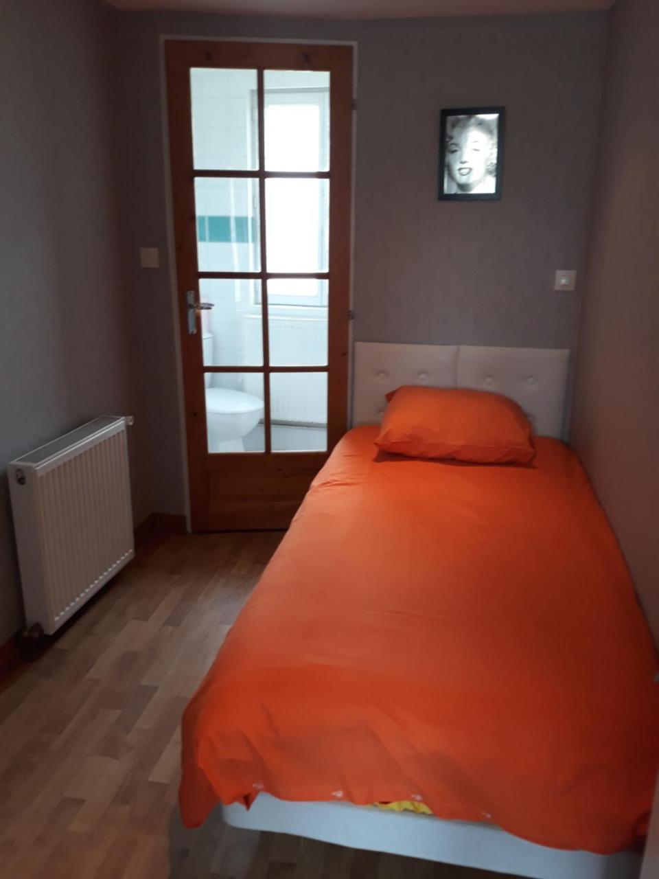 Sainte-Gauburge-Sainte-Colombe Hotel De La Gare מראה חיצוני תמונה