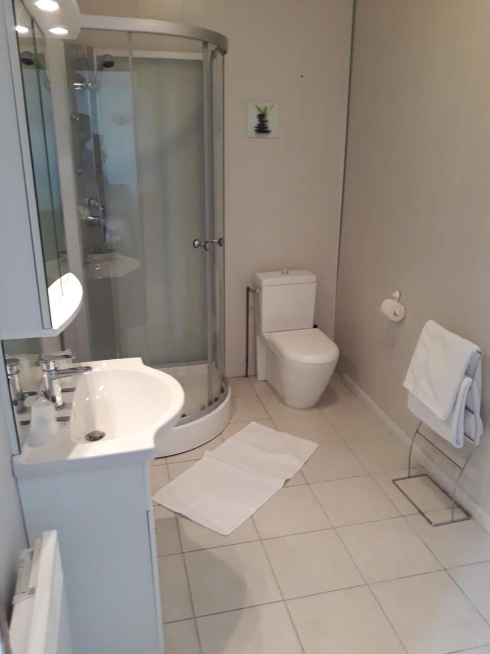 Sainte-Gauburge-Sainte-Colombe Hotel De La Gare מראה חיצוני תמונה