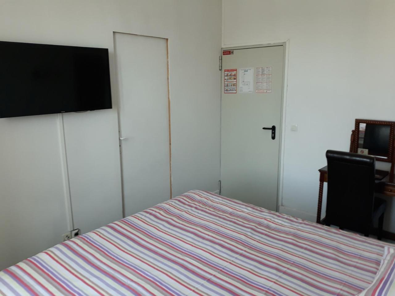 Sainte-Gauburge-Sainte-Colombe Hotel De La Gare מראה חיצוני תמונה