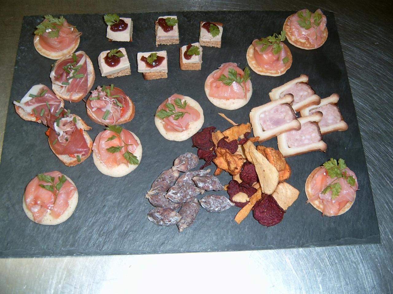 Sainte-Gauburge-Sainte-Colombe Hotel De La Gare מראה חיצוני תמונה