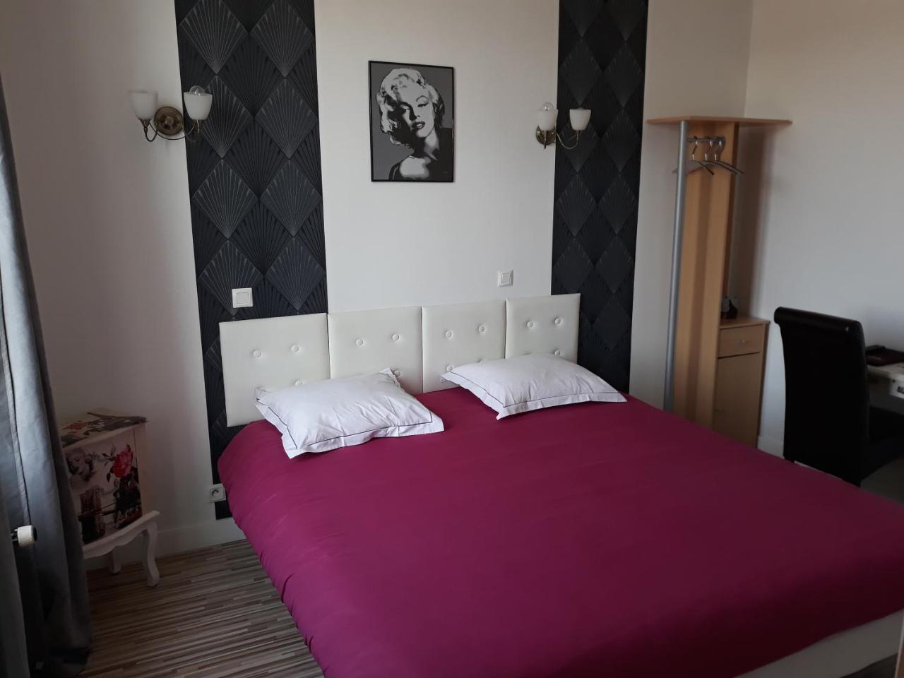 Sainte-Gauburge-Sainte-Colombe Hotel De La Gare מראה חיצוני תמונה